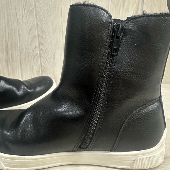 Cat & Jack Black Zip Up Sneaker Boots Size 5 🥳HOST PICK🥳 - Picture 7 of 11
